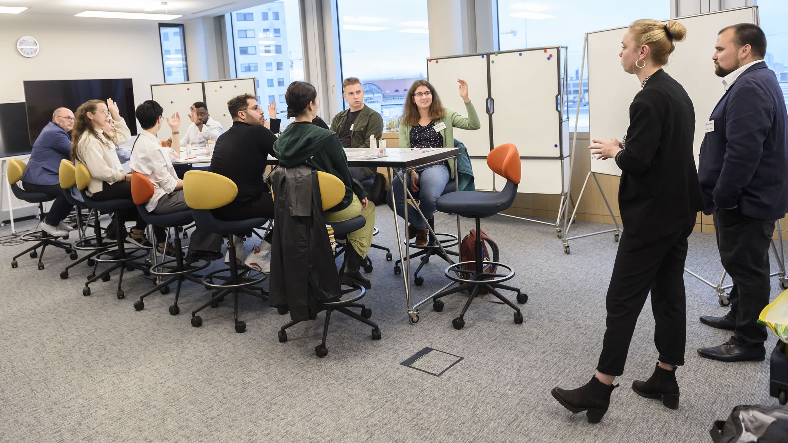 Zwei Experten halten einen Vortrag vor Studierenden